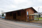 Der ehem. Güterschuppen vom Bahnhof Aumenau (Lahn) am 13 Januar 2018.

Der Bahnhof Aumenau liegt bei km 35,0 an der Lahntalbahn (KBS 625), der Bahnstrecke Koblenz–Limburg–Villmar–Wetzlar–Gießen. Dort halten 
Regionalbahnen der Linie Limburg–Gießen der Hessischen Landesbahn. 

Er befindet sich gegenüber der Ortschaft Aumenau am Ufer der Lahn

