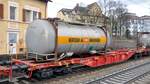 Containerwagen 31 80 4558 661-5 TEN RIV D-DB Sgns 696 mit einem Fl�ssigkeits-Container der schweizer Bertschi AG aus D�rrenasch in Ulm am 26.02.2010.