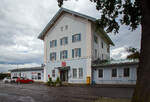 Der Bahnhof Prien am Chiemsee am 11.09.2022 von der Stra�enseite.