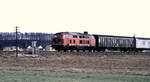 210 005-5 mit Nahverkehrszug bestehend aus Behelfspackwagen und Silberlingen in Illertissen im Mai 1980.