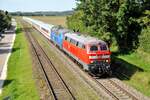 218 424-8 und 218 054 PRESS mit IC 2013 Allgäu in Vöhringen am 14.08.2023.