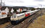 218 446-3 und eine weitere 218 mit IC 2012 Allgäu fährt durch Vöhringen am 08.02.2024.