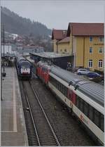 Während zwei DB 218 mit ihrem EC von Zürich nach München in Immenstadt durchfahren, hält auf Gleis 2 ein  Alex  auf seiner Fahrt von Lindau nach München. 

15. März 2019
