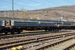 Drehgestellflachwagen für Schwellen (Oberbauwagen) 37 80 4726 040-1 D-BBL (P)  der Gattung Slps ein Privatwagen der BBL Logistik GmbH am 24.03.2021, beladen mit Beton Schwellen, im Zugverband bei der Durchfahrt Richtung Köln auf der Siegstrecke (KBS 460) in Niederschelden. 

Zwischen den einzelnen Wagen können im Baubetrieb Überfahrbrücken, für die Schwellen-Portalkrane vom Umbauzug, eingelegt werden. So können dann die Portalkrane über den ganzen Schwellenzug fahren, um Schellen zu entnehmen bzw. Alt-Schwellen wieder anzulegen,

TECHNISCHE DATEN:
Spurweite: 1.435 mm
Länge über Puffer: 20.700 mm
Drehzapfenabstand: 15.700 mm
Radsatzstand in den Drehgestellen: 1.800 mm
Eigengewicht: 27.450 kg
Maximales Ladegewicht: 52,5 t (ab Streckenklasse C)
Max. Geschwindigkeit: 100 km/h 
kleinster befahrbarer Gleisbogenradius: R 75 m (bei eingelegten Überfahrbrücken R 170 m)
Bremse: KE-GP-A
Bremssohle: IB 116
Verwendungsfähigkeit: RIV