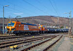 Die „Smartron“ 192 008-1 (91 80 6192 008-1 D-BBL) mit der Alstom H3-Hybrid BBL 28 (90 80 1002 036-4 D-BBL) und einem Schwellenzug (Oberbauwagen der Gattung Slps) am Haken, alle gehören der BBL Logistik GmbH (Hannover), fährt am 24.03.2021 durch Niederschelden in Richtung Köln. Hier passiert der Zug gerade den Bü 343 (Km 112,183 der Siegstrecke KBS 460).

Die Siemens Smartron wurde 2019 von Siemens in München unter der Fabriknummer 22678 gebaut und an die BBL Logistik geliefert.

Die Alstom H3-Hybrid wurde 2020 von ALSTOM Lokomotiven Service GmbH in Stendal unter der Fabriknummer H3-00036 gebaut und an die BBL Logistik geliefert. Die Alstom H3-Hybrid wird in vier Varianten angeboten, in welcher diese ist kann ich nicht sagen.

Die Siemens Smartron:
Als vorkonfigurierte Maschine ist die neue Lokomotive für den Güterverkehr in Deutschland konzipiert und ermöglicht nach Herstellerangaben den Kunden einen kosteneffizienten Betrieb bei hoher Betriebssicherheit. Der Smartron ist als Standard-Lokomotive für Deutschland gedacht und hat die Zulassung für Deutschland bereits erhalten. Die Loks sind ab sofort bestellbar. Sieben Loks wurden bereits gebaut und ausgeliefert, diese hier (192 002-4) steht für Probefahrten und Vorführungszwecke zur Verfügung.

Der Smartron basiert in reduzierter Form auf bewährten Komponenten des Vectron, die ihre Zuverlässigkeit bereits in über 100 Millionen Betriebskilometern bewiesen haben, sie ist als Standard-Lokomotive für Deutschland gedacht. Der Smartron verfügt über eine Leistung von 5.600 kW und erreicht eine maximale Geschwindigkeit von 140 km/h. Der Smartron ist für das 15 kV AC Spannungssystem ausgelegt und mit dem Zugsicherungssystem PZB/LZB ausgerüstet. Die Doppeltraktion über TMC, Artrein, mit Vectron und ES64F4 ist möglich.

TECHNISCHE DATEN, des Smartron – BR 192
Spurweite: 1.435 mm
Achsformel: Bo'Bo'
Länge über Puffer: 18.980 mm
Drehzapfenabstand: 9.500 mm
Achsabstand im Drehgestell: 3.000 mm
Breite: 3.012 mm
Höhe:  4.248 mm
Raddurchmesser :  1.250 mm (neu) / 1.160 mm (abgenutzt)
Gewicht:  83 t
Spannungssysteme: 15 kV, 16,7 Hz u
Max. Leistung am Rad:  6.400 kW
Höchstgeschwindigkeit:140 km/h
Anfahrzugskraft:  300 kN
Dauerzugkraft:  250 kN
Zugsicherung: PZB / LZB