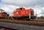 Die an die HERING Bahnbau GmbH (Burbach-Holzhausen) vermietete 364 869-8 (98 80 3364 869-8 D-BEG), eine V 60 - leichte Ausführung mit Funkfernsteuerung der BEG - Brohltal-Schmalspureisenbahn Betriebsgesellschaft mbH, ex DB 364 869-8, ex DB 360 869-2, ex DB 260 869-3 sowie ex DB V60 869, ist am 07 Februar 2026 auf dem Betriebshof der Westerwaldbahn (WEBA) auf der Bindweide bei Steinebach/Sieg abgestellt.

Die V 60 der leichten Ausführung wurde 1960 von Krauss-Maffei in München-Allach unter der Fabriknummer 18631 gebaut und als DB V 60 869 an die Deutsche Bundesbahn geliefert. 1968 erfolgte die Umzeichnung in DB 260 869-3, Zum 01.10.1987 wurde sie, wie alle V 60, zur Kleinlok und somit zur DB 360 869-2. Im Jahr 1991 erfolgte der Umbau bzw. die Ausrüstung mit Funkfernsteuerung und sie wurde dadurch zur DB 364 869-8. Die Ausmusterung bei der DB erfolgte 2008 und sie wurde 2009 an die Pfalzbahn Eisenbahnbetriebsgesellschaft mbH in Frankenthal verkauft, wo sie die NVR-Nummer 98 80 3364 869-8 D-PBE trug. Seit 2024 ist sie nun bei der BEG und seit Februar 2025 an die HERING Bahnbau GmbH vermietet.

Die V60-Familie:
Die Deutsche Bundesbahn hatte nach ihrer Gründung einen Mangel an kleinen Rangierlokomotiven. Daher wurde ab 1951 eine Dieselrangierlok entwickelt, an deren Bau und Entwicklung fast alle namhaften Lokomotivfabriken beteiligt waren. Die neue Baureihe wurde zunächst als V 60 bezeichnet. Noch 1955 wurden die ersten 275 Serienloks in Auftrag gegeben, sie hatten den Motor GTO 6 von Maybach und das Dreiganggetriebe L 37 zUB von Voith.

Durch einen verstärkten Rahmen erhielten einige der Lokomotiven ein höheres Reibungsgewicht von 53 Tonnen (somit schwere Ausführung, spätere BR 261/361) statt 48,3–49,5 Tonnen. Zusätzlich konnten bei diesen Loks für den schweren Dienst noch bis zu sechs Tonnen Ballast mitgeführt werden, die Baureihenbezeichnung blieb jedoch bei V 60. Insgesamt wurden 942 Lokomotiven der leichten und schweren Ausführung zusammengenommen geliefert. Anhand der Ordnungsnummer war eine Unterscheidung der leichten und der schweren Ausführung nicht möglich, erst zum 1. Januar 1968 wurde mit der Einführung der computerlesbaren Nummern für die DB-Lokomotiven die Baureihe V 60 in die 618 Fahrzeuge umfassende Baureihe 260 (leichte Ausführung) und 322 Fahrzeuge umfassende Baureihe 261 (schwere Ausführung) aufgeteilt. Bei den vierstelligen Ordnungsnummern entfiel die führende Tausenderstelle.

Die V60 wurden 1987 als Kleinloks eingestuft und trug seitdem die Baureihenbezeichnung 360 (leichte Ausf.) bzw. 361 (schwere Ausf.). Die Einstufung als Kleinlok sparte Personalkosten, da die Bundesbahn nun keine „Lokführer“ mehr einsetzen musste, sondern „Kleinlokbediener“, deren Ausbildung günstiger war. Durch die Umstellung der Führerschein-Systematik hat die Einstufung als Kleinlok heute nur noch deklaratorische Bedeutung, die V 60 würde nach wie vor die technischen Anforderungen an „großen“ Lokomotiven gemäß EBO erfüllen. Der Einbau von Funkfernsteuerungen erlaubte Einmann-Rangierfahrten, die fernsteuerbaren Modelle wurden Baureihe 364 (leichte Bauart) bzw. 365 (schwere Bauart).

TECHNISCHE DATEN:
Spurweite: 1.435 mm (Normalspur)
Achsanordnung: C
Länge über Puffer: 10.450 mm
Höhe: 4.540 mm
Breite: 3.100 mm
Gesamtradstand: 4.400 mm
Dienstgewicht: 48,0 t
Radsatzlast max: 16 t
Nennleistung: 465 kW (632 PS) bei 1.800 U/min
Anfahrzugkraft: 117,6 kN
Höchstgeschwindigkeit: 60 km/h (Streckengang) / 30 km/h (Rangiergang)
Kraftübertragung: hydraulisch
Antriebsart: Blindwelle-Stangen
Kleinster bef. Halbmesser: R 100 m