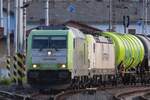 Am Abend von 27 Mai 2025 legt sich Captrain 285 117 samt Kesselzug in Decin hl.n. in die Kurve auf den Weg ins Deutschland.