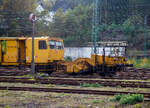 Detailbild vom Anhänger mit Schotter-Kehrbürste der USM 641“Ruhpott“ eine Matisa Universal-Stopfmaschine B 66 U – D2, der DB Bahnbau Gruppe (Schweres Nebenfahrzeug Nr.