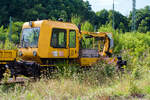 Das Gleisarbeitsfahrzeug GAF 100 R/A (Schweres Nebenfahrzeug Nr. 97 17 52 112 18-7) der DB Bahnbau GmbH ist, mit dem Flachwagen der Gattung Res 37 80 3947 001-8 D-DBG (noch als DBG - Deutsche Bahn Gleisbau GmbH eingestellt), am 14 August 2013 im Rbf Betzdorf/Sieg abgestellt.

Das GAF 100 R/A wurde 1997 von GBM (Gleisbaumechanik Brandenburg/H. GmbH) unter der Fabriknummer 62.1.186 gebaut. 

Bei der Deutschen Bahn werden die GAF 100 R/A heute als Baureihe 741.2 geführt, auch die NVR ist heute mit 99 80 9 420…eine andere als 2013. Zudem kann es sein das das Fahrzeug modernisiert wurde, dann hat es heute eine andere Einreihung.
