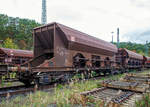   4-achsigiger offener Drehgestell-Schüttgutwagen mit dosierbarer Schwerkraftentladung der DB Cargo AG, 31 80 6948 566-8 d-DB, der Gattung Facns 133, abgestellt am 19.10.2019 in Betzdorf (Sieg).