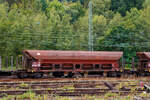 Offener Drehgestell-Schüttgutwagen mit dosierbarer Schwerkraftentladung und vier Radsätzen, 31 80 6941 665-5 D-DB, Gattung Facs 124, der DB Cargo Deutschland AG, abgestellt am 20.09.2021 in