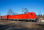 Die DB Cargo 187 197 (91 80 6187 197-9 D-DB) fährt am 10.03.2022 mit einem gemischten Güterzug durch Wilnsdorf-Rudersdorf (Kr.
