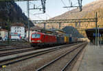 In Doppeltraktion, wobei gerade mit gesenkten Stromabnehmern ausrollend, haben zwei Siemens Vectron MS mit einem KLV-Zug, aus �sterreich kommend, den Bahnhof Brenner (Stazione di Brennero) erreicht.