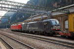 In Doppeltraktion, wobei gerade mit gesenkten Stromabnehmern ausrollend, haben zwei Siemens Vectron MS mit einem KLV-Zug, aus �sterreich kommend, den Bahnhof Brenner (Stazione di Brennero) erreicht.