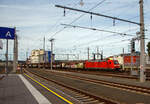 Die 185 185-6 (91 80 6185 185-6 D-DB) der DB Cargo f�hrt am 12.09.2022 mit einem gemischten G�terzug durch den Hbf Salzburg in Richtung Deutschland.
