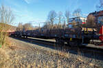 4-achsiger Drehgestell-Flachwagen, mit Seiten-, Stirnwandklappen und Rungen, 31 80 3939 483-4 D-DB, der Gattung Res 687, der DB Cargo, abgestellt am 21.02.2013 im Zugverband, auf dem KSW Rbf in