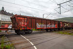 4-achsiger Drehgestell-Hochbordwagen mit Rolldach speziell f�r Tonerde, 31 80 0803 538-4 D-DB, der Gattung Tamns 895, der DB Cargo AG, am 11.05.2023 im Zugverband bei einer Zugdurchfahrt in