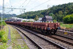 Leerer vierachsiger  Drehgestell-Flachwagen (Niederbordwagen) mit Seitenborden, Stirnw�nden (Stahl-Bordw�nden) und Stahlfu�boden, 31 80 3944 092-7 D-DB, der Gattung Res-x 679.1, der DB Cargo AG, am 11