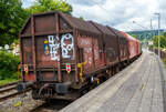 Vierachsiger Drehgestell-Flachwagen mit verschiebbaren Teleskophauben für Coiltransporte, 31 80 4671 011-3 D-DB, der Gattung Shimmns-u 708, der DB Cargo AG, am 16 Juli 2025 im Zugverband (Zug