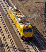   711 203-0 der DB Netz AG fährt am 07.04.2014 in den Himmelbergtunnel beim ICE-Bahnhof Montabauer ein, zuvor musste er für einen ICE das Gleis frei machen.