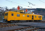   Am frühen Morgen des 13.02.2018 hatte ein Lkw alle vier Oberleitungen am Bahnübergang Charlottenhütte (an der Siegstrecke) in Niederschelden beschädigt.