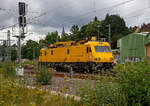 Das Oberleitungsinstandhaltungsfahrzeug 711 201 (99 80 9136 001-1 D-DB) der DB Netz AG, ein Robel 57.44, f�hrt am 15.07.2021 durch Betzdorf (Sieg) in Richtung K�ln.