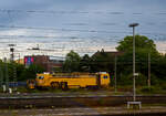 Die Universal-Stopfmaschine UNIMAT-Sprinter ESM 663 der DB Netz AG, D-DB 99 80 9122 006-5 (ex Schweres Nebenfahrzeug Nr.
