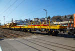 Zwei 2-achsige Flachwagen mit Seiten- und Stirnwandklappen sowie Seitenwandrungen, 23 80 3300 054-4 D-ERAIL und dahinter 23 80 3300 056-9 D-ERAIL, der Gattung Ks, der Eurailpool GmbH, als Schutzwagen