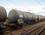 Vierachsiger-Drehgestell Kesselwagen Zans, der Vermietungsfirma GATX Rail Germany GmbH,  eingestellt als 33 RIV 80 D-GATXD 7837 554-4, am 09.04.2016 im Zugverband bei der Durchfahrt im Bf Neuwied.