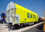 Vierachsiger Drehgestell-Flachwagen mit verschiebbarem Planenverdeck und Lademulden f�r Coiltransporte, 31 80 4777 483-8 D-GATED, der Gattung Shimmns-ttu, der GATX wurde auf der Messe “transport
