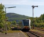Ein GTW 2/6 der Hellertalbahn bei der Einfahrt in den Bahnhof Herdorf am 08.05.2011, er f�hrt uns gleich nach Betzdorf.