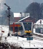 Auch in Herdorf hat es nun kr�ftig geschneit - Ein Stadler GTW 2/6 der Hellertalbahn f�hrt am 21.01.2013 vom Bahnhof Herdorf weiter in Richtung Neunkirchen, hier passiert er gerade das Ausfagrtssignal