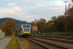   Ein Stadler GTW 2/6 der Hellertalbahn erreicht gleich (06.11.2014) den Bahnhof Herdorf.