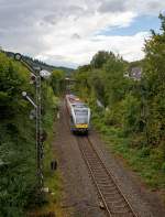   Das Einfahrtsignal zeigt Hp 2 (Fahrt mit Geschwindigkeitsbeschränkung), und ein Stadler GTW 2/6 der Hellertalbahn erreicht gleich (am 14.09.2015), als RB 96  Hellertalbahn  Betzdorf/Sieg -