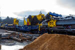 Der Gleisgründungszug der HERING Bahnbau GmbH (Burbach-Holzhausen) ist am 05 Februar 2026 auf den WEBA-Gleisen in Scheuerfeld/Sieg abgestellt. Hier das 8-achsigen gleisgebundenen Trägergerät (Baujahr 2023 durch TECHNE KIROW GmbH in Leipzig unter Fabriknummer MT 2020 171031), D-HGUI 99 80 9410 012-5, Gewicht 108.000 kg, LüP 15.000 mm.

Die Höchstgeschwindigkeit beträgt 100 km/h geschleppt, bei Eigenfahrt 5 km/h. 
