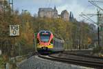 BR 429 050/ 429 550 der Hessischen Landesbahn (HLB) rauscht durch Marburg Süd und setzt die Fahrt als RE 98 von Kassel kommend in Richtung Frankfurt fort.