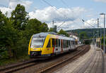 Der VT 267 (95 80 0648 167-4 D-HEB / 95 80 0648 667-3 D-HEB) ein Alstom Coradia LINT 41 der HLB (Hessische Landesbahn), ex Vectus VT 267, verl�sst am 21.08.2021, als RB 93 Rothaarbahn (Bad Berleburg -