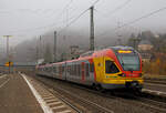 Der 5-teilige Stadler Flirt 429 048 / 548 der HLB (Hessischen Landesbahn) f�hrt am 12.112021, als RE 99  Main-Sieg-Express  vom Bahnhof Dillenburg weiter in Richtung Siegen.