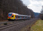 Der fünfteilige Stadler FLIRT 429 050 / 550 der HLB (Hessischen Landesbahn), rauscht am 26.03.2021, als RE 99 (Main-Sieg-Express) Frankfurt am Main - Gießen - Siegen, durch den Hp Dillbrecht