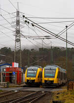 Bahnhof Scheuerfeld/Sieg am 18.12.2021:   Links hält gerade der VT 205 Abp (95 80 0640 105-2 D-HEB), in Alstom Coradia LINT 27 der (Hessische Landesbahn), als RB 90  Westerwald-Sieg-Bahn 