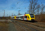 Zwei gekuppelte Dieseltriebzüge vom Typ Alstom Coradia LINT 41 der neuen Generation, der HLB (Hessische Landesbahn GmbH), verlassen am 11.04.2022, als RB 95  Sieg-Dill-Bahn  (Dillenburg –