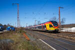 Der 5-teilige Stadler Flirt 429 043 / 429 543 der HLB (Hessischen Landesbahn) fährt am 04.04.2023, als RE 99  Main-Sieg-Express  (Frankfurt - Gießen - Siegen), durch Rudersdorf (Kreis