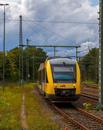 Der VT 206 ABp (95 80 0640 106-0 D-HEB), ein Alstom Coradia LINT 27 der HLB (Hessische Landesbahn), erreicht am 27.08.2023, als RB 90 (Umlauf 61746)  Westerwald-Sieg-Bahn  (Altenkirchen - Au/Sieg),