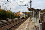Der VT 254 (95 80 0648 154-2 D-HEB / 95 80 0648 654-1 D-HEB), ein Alstom Coradia LINT 41 der HLB (Hessische Landesbahn), hat am 26 Oktober 2023, als RB 90  Westerwald-Sieg-Bahn  (Siegen - Betzdorf -