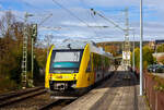 Der VT 265 (95 80 0648 165-8 D-HEB /95 80 0648 665-7 D-HEB) ein Alstom Coradia LINT 41 der HLB (Hessische Landesbahn), ex Vectus VT 265, erreicht am 29 Oktober 2024, als RB 93  Rothaarbahn  (Betzdorf