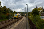 Der VT 203 ABp (95 80 0640 103-7 D-HEB), ein Alstom Coradia LINT 27 der HLB, ex vectus VT 203, verlässt am 18 September 2025 den Bahnhof Kirchen/Sieg und fährt, als RB 90