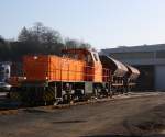 Lok 45 (MaK G 1204 BB) der Kreisbahn Siegen-Wittgenstein (KSW) schiebt am 31.01.2011 drei Gedeckte Sch�ttgutwagen in die KSW Lok- und Werkstatthalle.