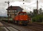 Baueinsatz: Die Lok 45 (MaK G 1204 BB) der  Kreisbahn Siegen-Wittgenstein (KSW) mit Schotterzug (Muldenkippwagen Fakks der Fa.
