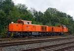 Bei Regen - Ein Lokzug der KSW (Kreisbahn Siegen-Wittgenstein), bestehend aus Lok 41 (MaK DE 1002) und Lok 44 (Mak G 1700 BB), kommt am 26.02.2012 aus Richtung Burbach und f�hrt in Richtung