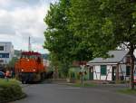 Lok 45 (MaK G 1204 BB) der Kreisbahn Siegen-Wittgenstein (KSW) rangiert am 09.07.2012 mit Muldenkippwagen am Vorbahnhof Siegen-Weidenau (ehem.